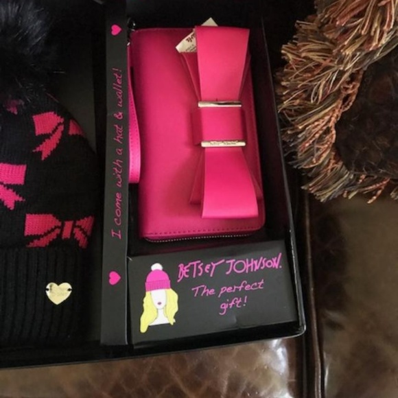 BETSEY JOHNSON Fushia Bow Wallet Black Beanie Set